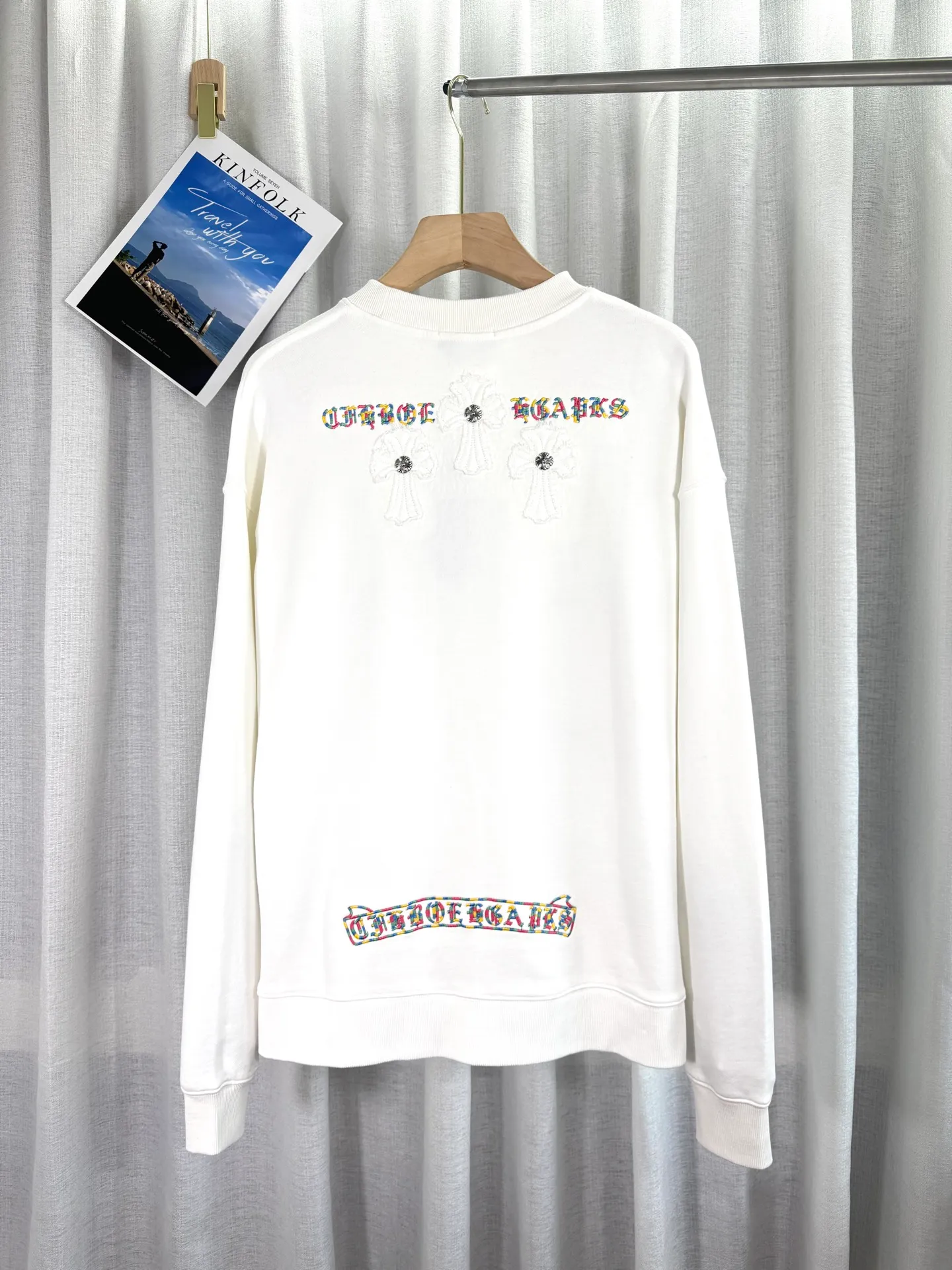 P260 top version, real shot without P, ​​different from market currency) 𝗖𝗵𝗿𝗼𝗺𝗲 𝗛𝗲𝗮𝗿𝘁𝘀/Cro Heart 2025 patch embroidery autumn and winter new original single counter American laser burnt 3D three-dimensional color embroidery couple casual sweatshirt 👑The highest version! Customized fabric 440g tripe terry fabric! American acid-washed and distressed original fabric laser burnt ✟appliqué embroidery and exquisite embroidery of letters! The best-selling model in the counter, very comfortable to wear. Accessories: original molded and authenticated collar label➕100% silk wash label. Genuine purchase-grade original hangtag��matching hanging rope➕3D hanging beads➕original packaging bag. Craftsmanship: The original version has consistent wiring! The highest version of the armhole matching technique! Color: White Black Size: S M L XL Style Number: 25-301